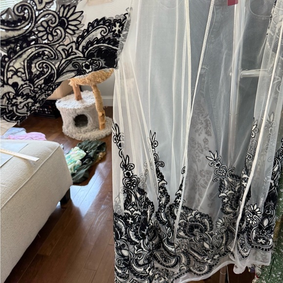 Elegant Sheer Black and White Embroidered Kimono BNWT - Picture 11 of 11